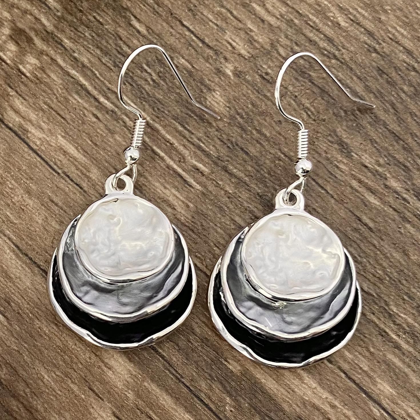 Серьги-пусеты в виде трехслойного круглого торта с цветным покрытием, модные и универсальные женские уличные геометрические серьги-кольца круглой формы.
Серьги-пусеты в виде трехслойного круглого торта с цветным покрытием, модные и универсальные женские уличные геометрические серьги-кольца круглой формы.