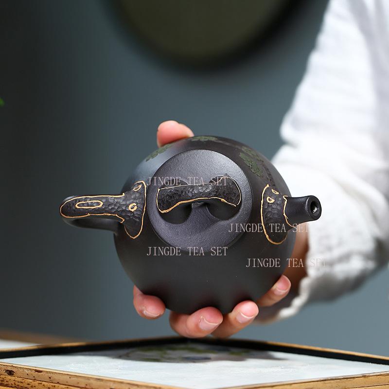 200cc Yixing handmade purple clay teapot raw ore, black mud, Kung Fu tea set, business gift
200cc Yixing handmade purple clay teapot raw ore, black mud, Kung Fu tea set, business gift