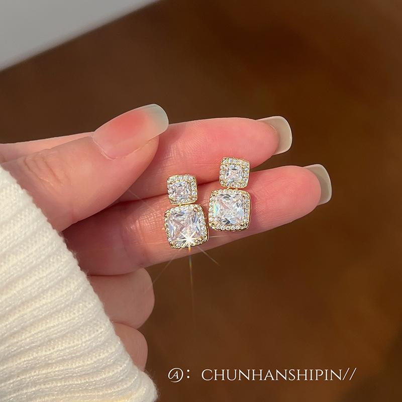 Square without ear holes, mosquito coil disc, ear clips, temperament flash zirconium stud earrings, personalized earrings,exquisite high-end earrings.
Square without ear holes, mosquito coil disc, ear clips, temperament flash zirconium stud earrings, personalized earrings,exquisite high-end earrings.