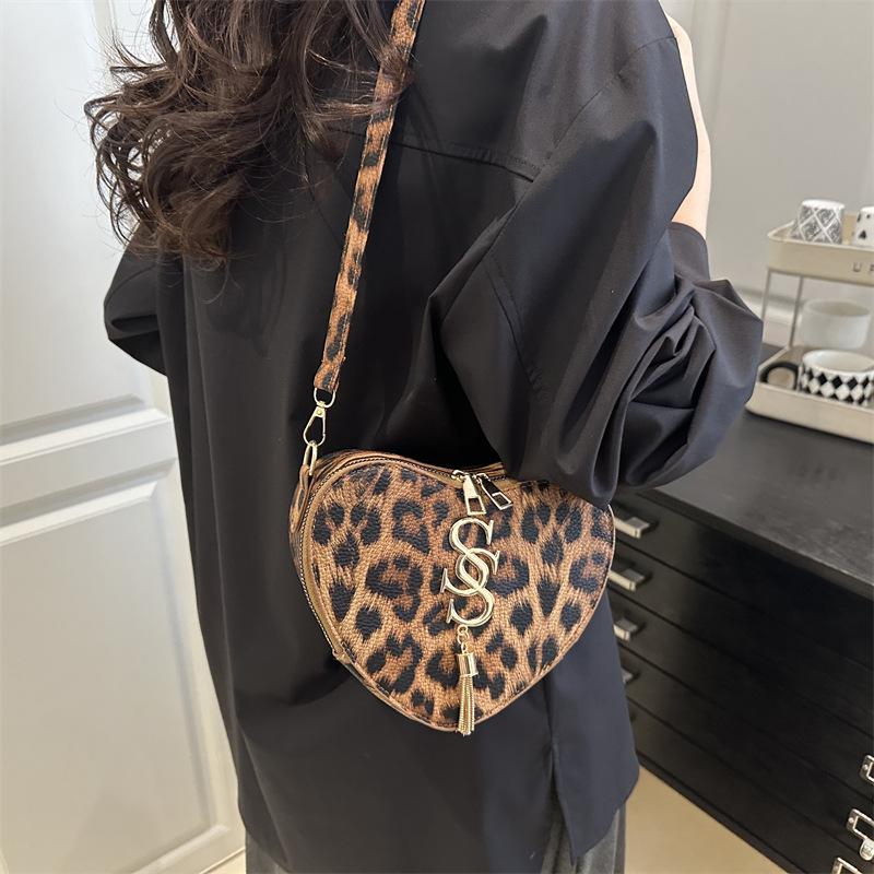 Leopard print women s bag spring new love styling messenger bag simple niche design letter fringed shoulder bag коричневый
Leopard print women s bag spring new love styling messenger bag simple niche design letter fringed shoulder bag коричневый