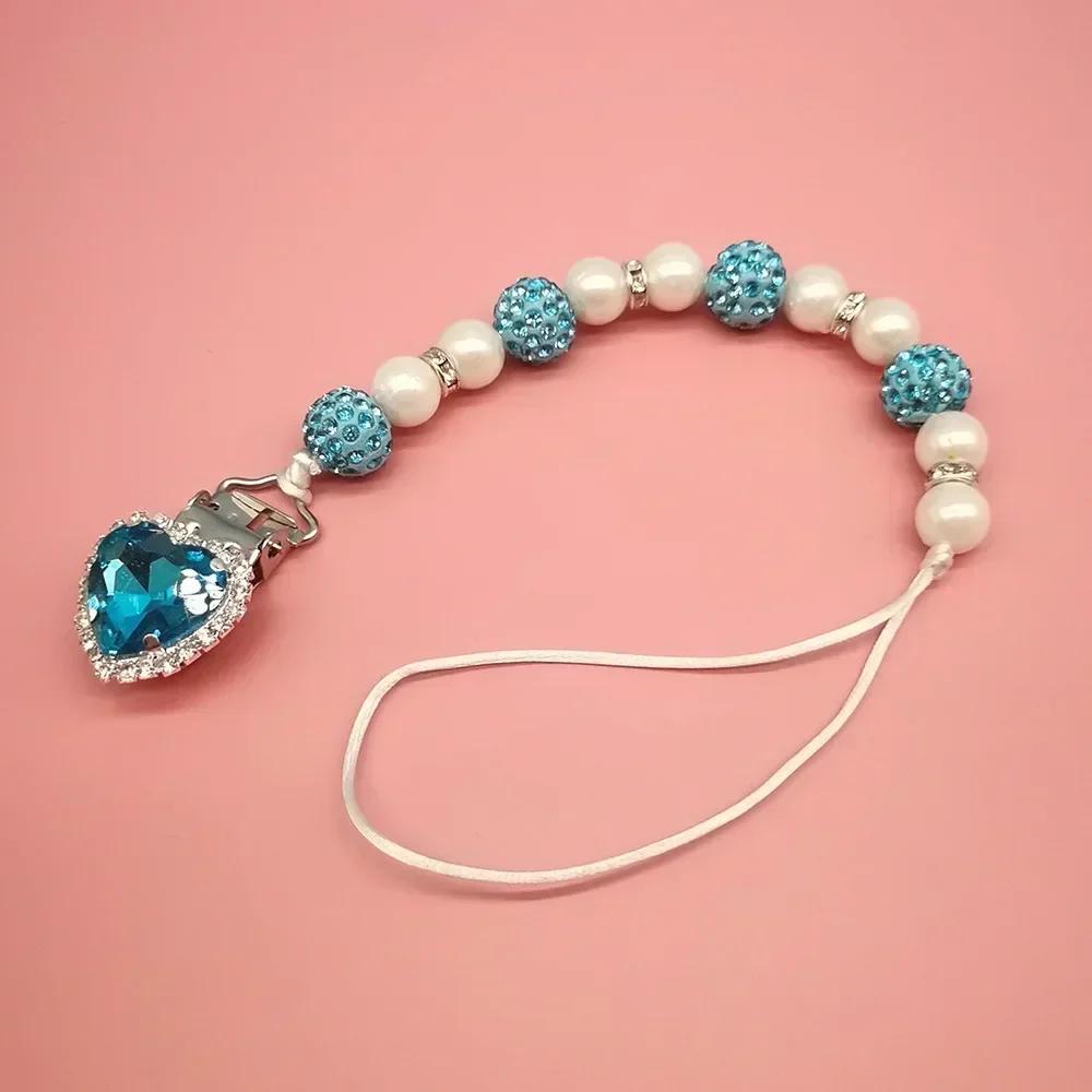 Hot 1 Piece Beautiful Rhinestone Pacifier Clip Chain For Baby Vintage European Pearl Crystal Nipple Clip Holder Nipple светло-синий
Hot 1 Piece Beautiful Rhinestone Pacifier Clip Chain For Baby Vintage European Pearl Crystal Nipple Clip Holder Nipple светло-синий
