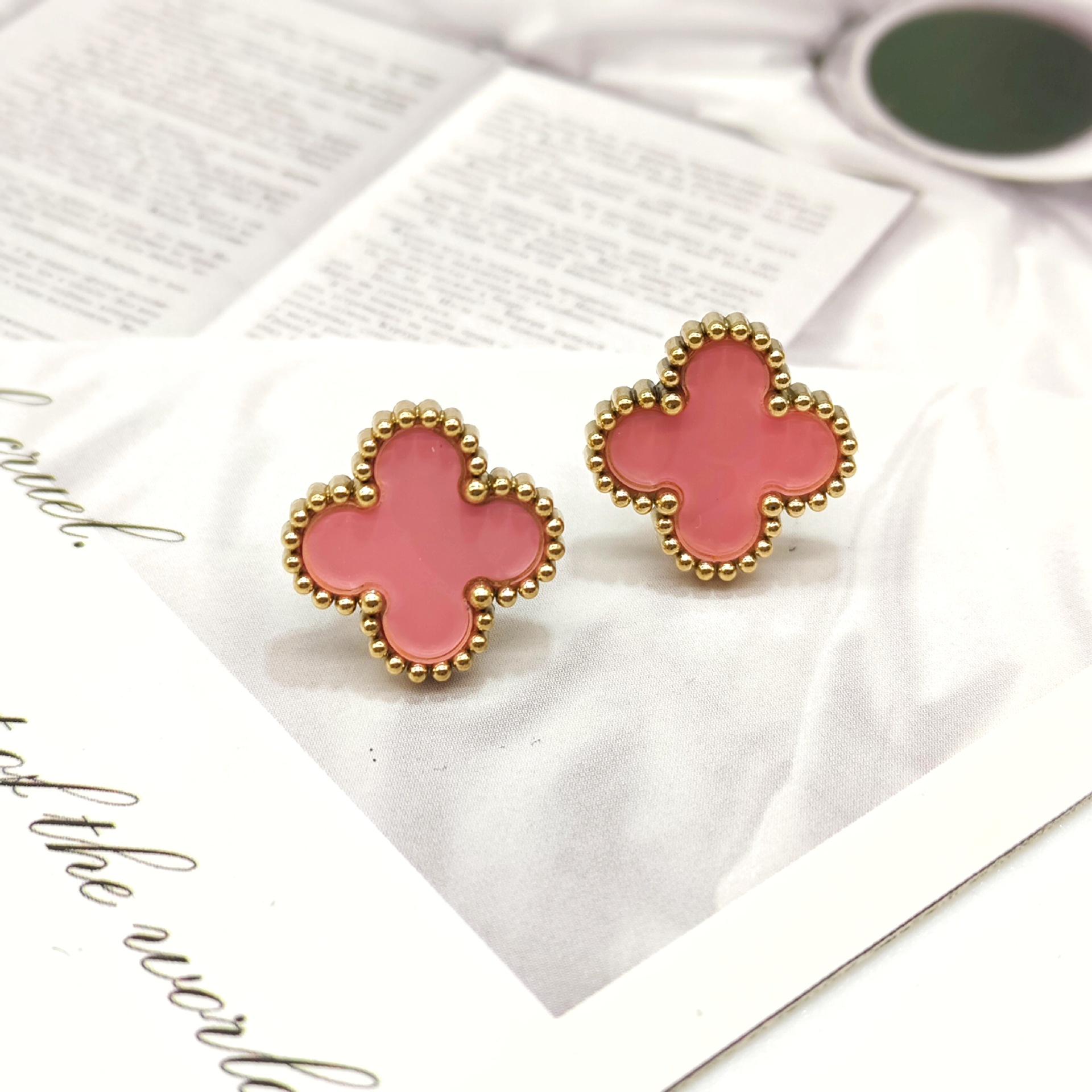 Lucky Clover Gold-Plated Mother-of-Pearl Stud Earrings - Four-Leaf Design, Stainless Steel, Elegant and Versatile for Women.
Lucky Clover Gold-Plated Mother-of-Pearl Stud Earrings - Four-Leaf Design, Stainless Steel, Elegant and Versatile for Women.