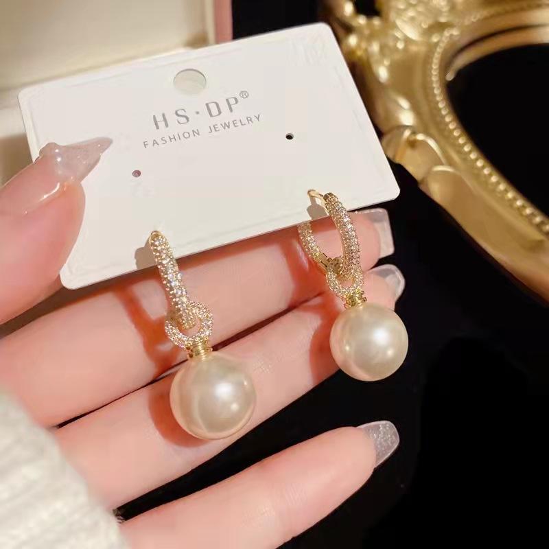 Classic Imitation Pearl Red Dangle Earrings for Women Elegant Crystal Long Tassel Luxury Drop Earring Wedding Bride Zircon Gift білий
Classic Imitation Pearl Red Dangle Earrings for Women Elegant Crystal Long Tassel Luxury Drop Earring Wedding Bride Zircon Gift білий