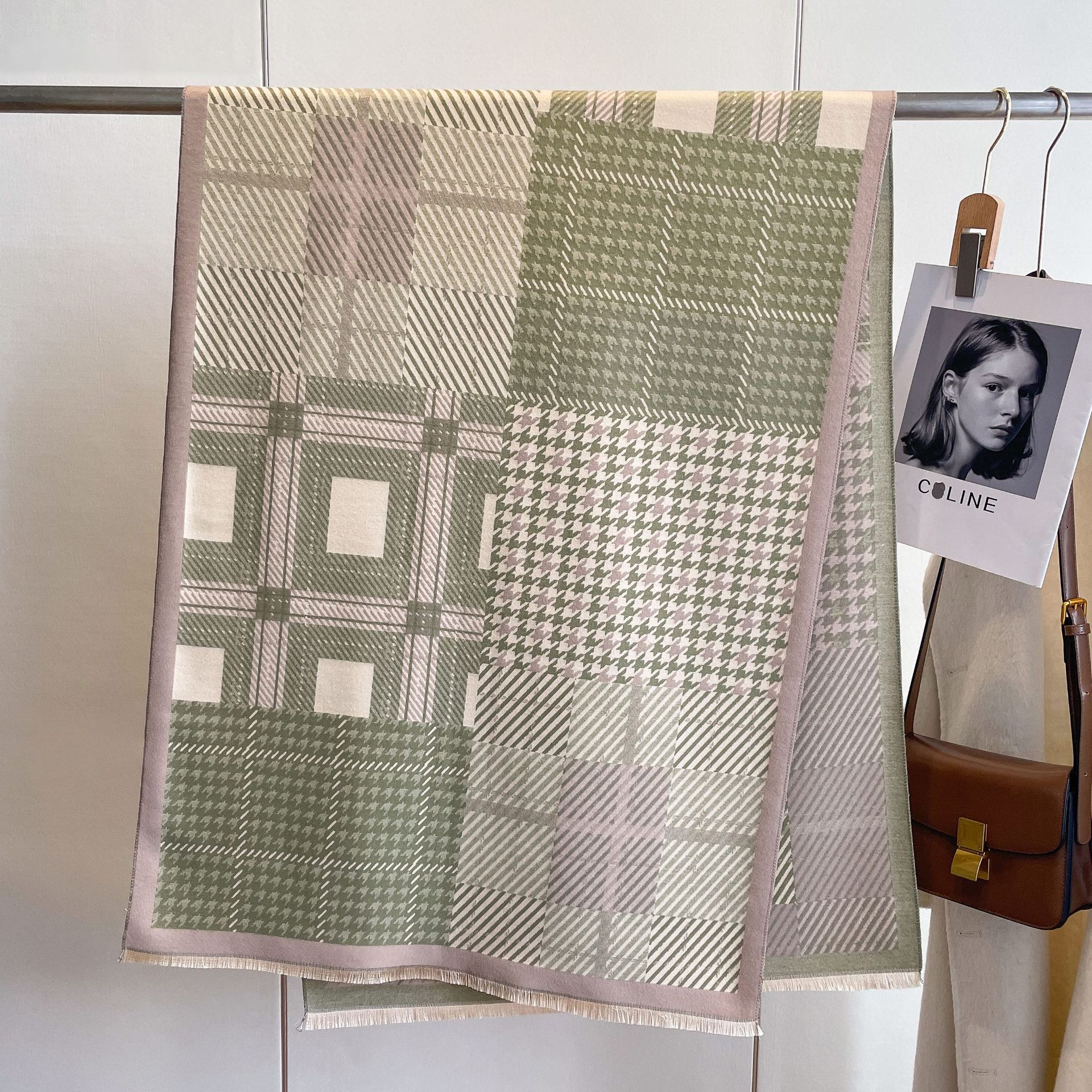 Плащ-шаль женская универсальная солнцезащитная для фото на улице с узором тысяча птиц , имитация кашемира, теплая шарф с бахромой 180*65cm зелёный
Плащ-шаль женская универсальная солнцезащитная для фото на улице с узором тысяча птиц , имитация кашемира, теплая шарф с бахромой 180*65cm зелёный