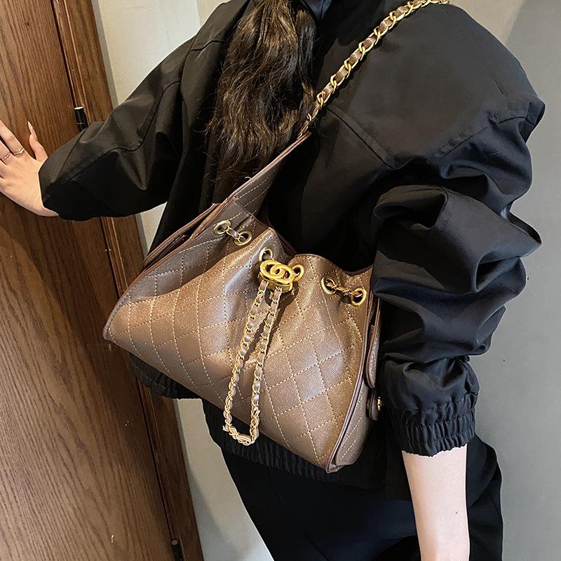 Сумка-цепочка ромбовидной формы женская 2025 новая сумка-мессенджер осень-зима нишевый дизайн популярная плечевая сумка-ведро в этом году
Сумка-цепочка ромбовидной формы женская 2025 новая сумка-мессенджер осень-зима нишевый дизайн популярная плечевая сумка-ведро в этом году