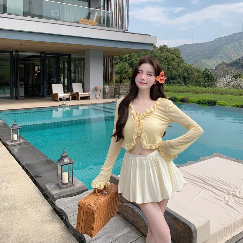 Elegant Three-Piece Swimsuit Set: Ruffled, Lace-Up, Slimming with Sun Protection Cardigan L светло-желтого
Elegant Three-Piece Swimsuit Set: Ruffled, Lace-Up, Slimming with Sun Protection Cardigan L светло-желтого