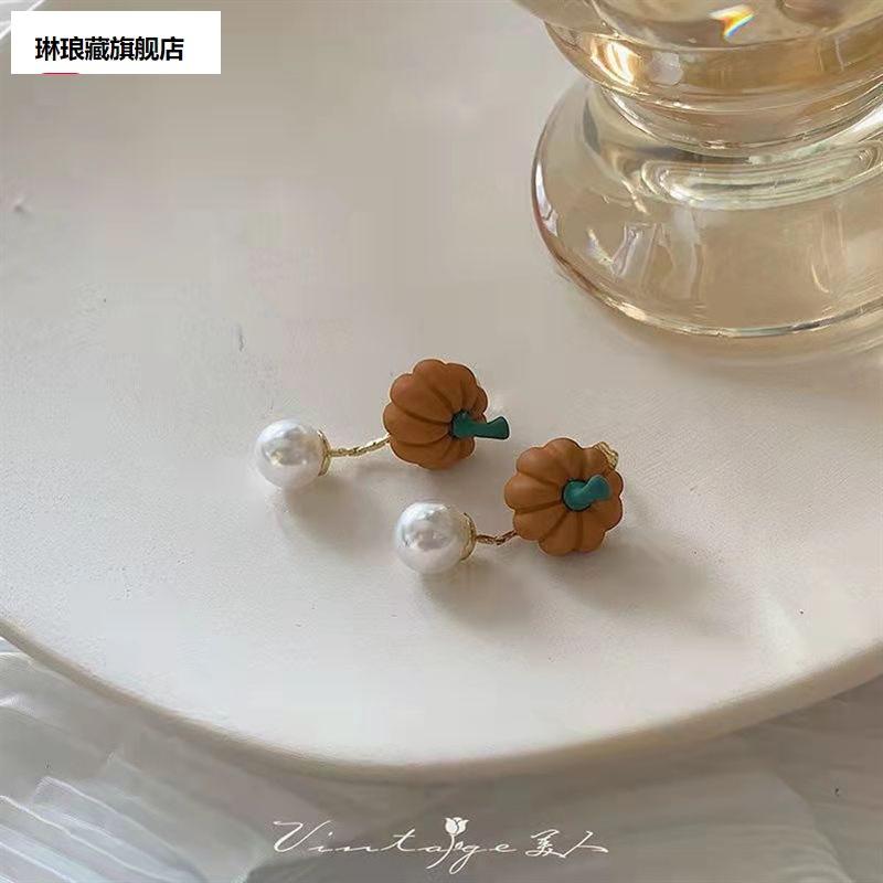 The new Korean little fresh and cute one with two stud earrings and small pumpkin girl pearl earrings.
The new Korean little fresh and cute one with two stud earrings and small pumpkin girl pearl earrings.