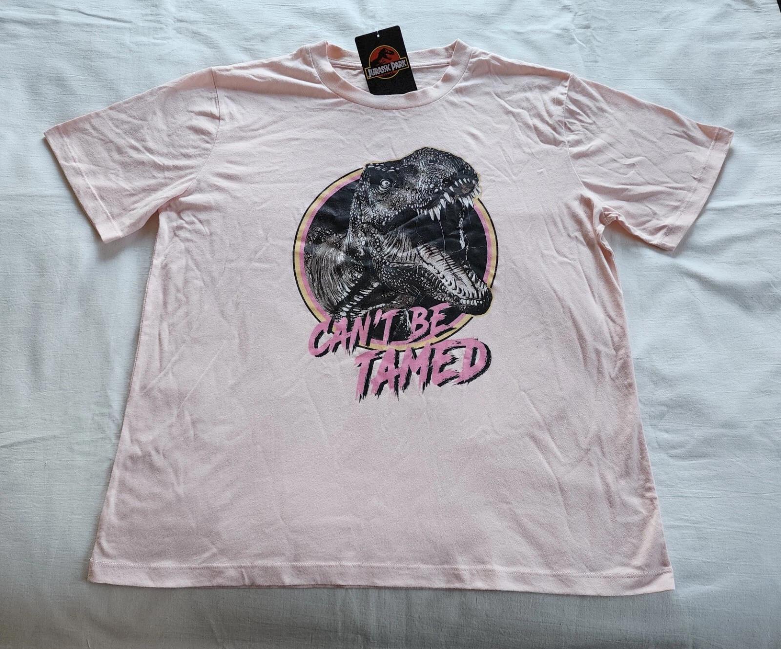 Jurassic Park Ladies Cant Be Tamed Pink Printed Short Sleeve T Shirt Size M New 3XL
Jurassic Park Ladies Cant Be Tamed Pink Printed Short Sleeve T Shirt Size M New 3XL
