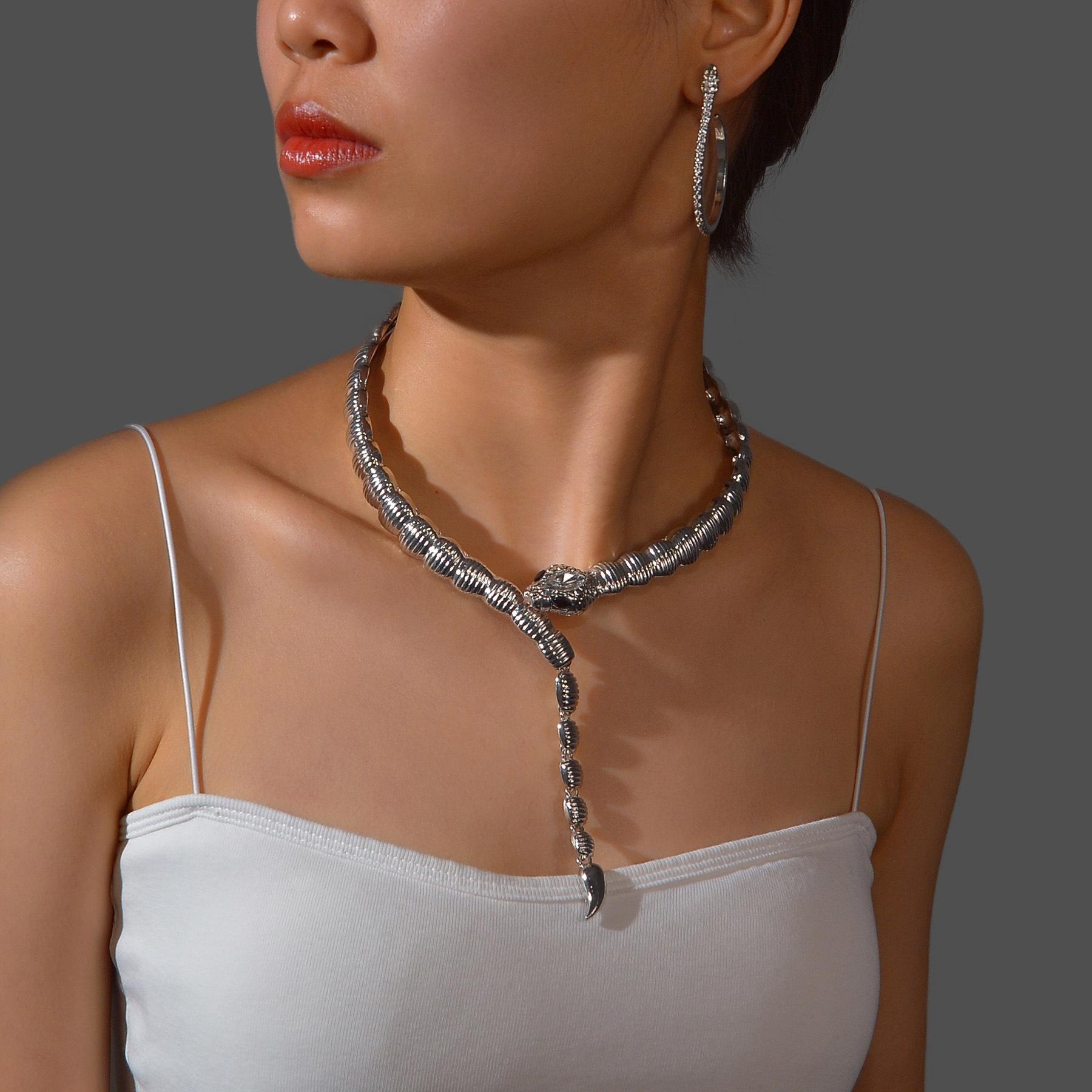 Модный легкий роскошный комплект ожерелий в виде змеи для женщин, высококачественные серьги-цепочки в виде змеи с инкрустацией из циркония и бриллиантами на ключицах серебряный
Модный легкий роскошный комплект ожерелий в виде змеи для женщин, высококачественные серьги-цепочки в виде змеи с инкрустацией из циркония и бриллиантами на ключицах серебряный