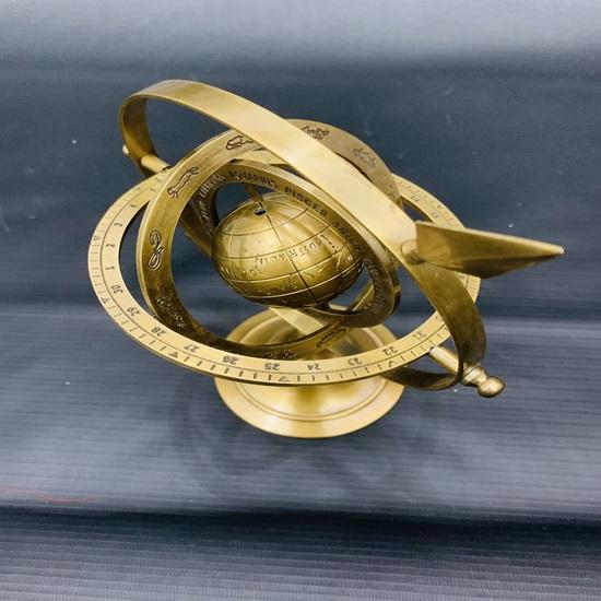 Латунная армиллярная сфера со стрелой Морская астролябия Подарочный настольный декор Морская армиллярная сфера 22,86 см
Латунная армиллярная сфера со стрелой Морская астролябия Подарочный настольный декор Морская армиллярная сфера 22,86 см