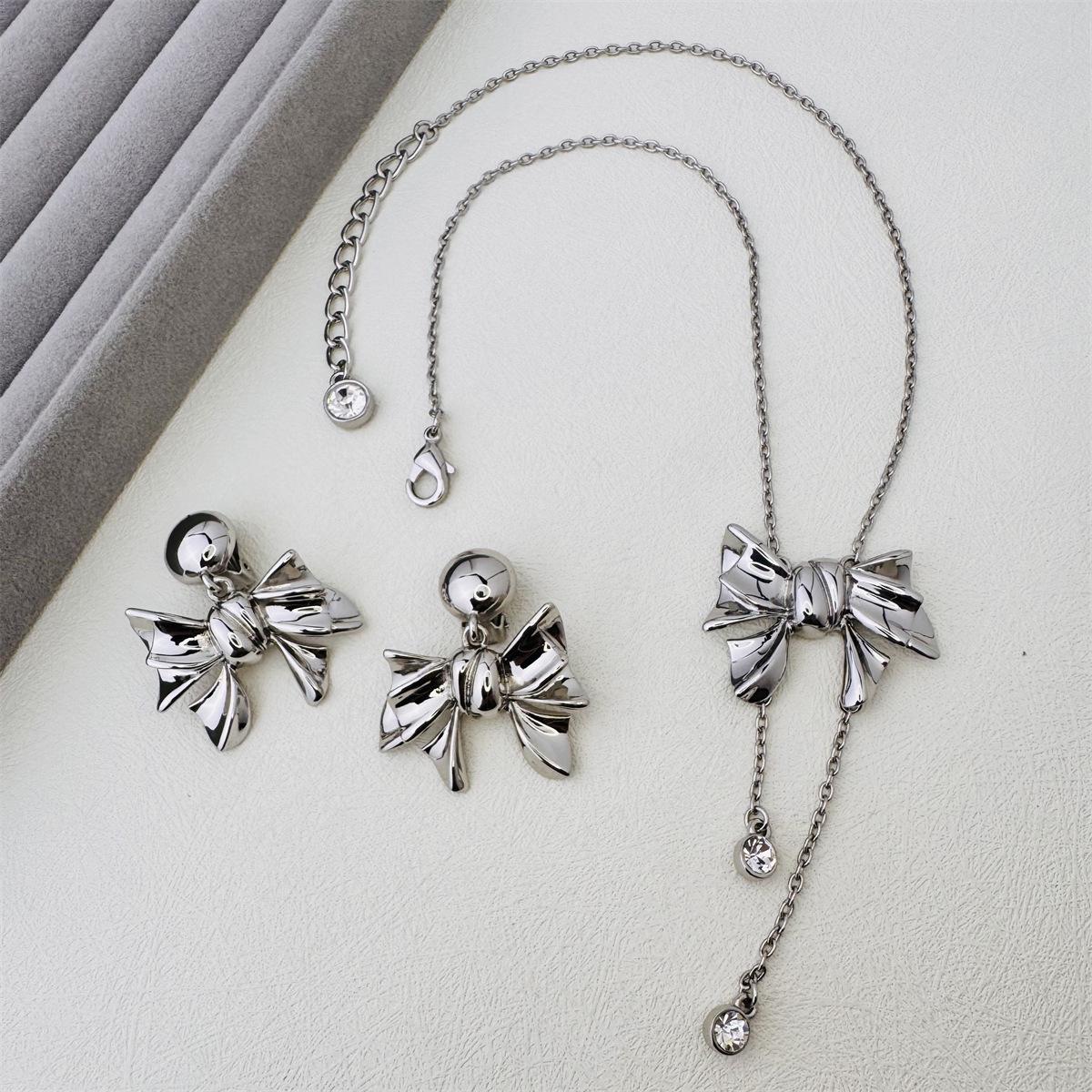 Oscar Gold-Plated Retro Bow Pendant Necklace - Minimalist Women s Design
Oscar Gold-Plated Retro Bow Pendant Necklace - Minimalist Women s Design