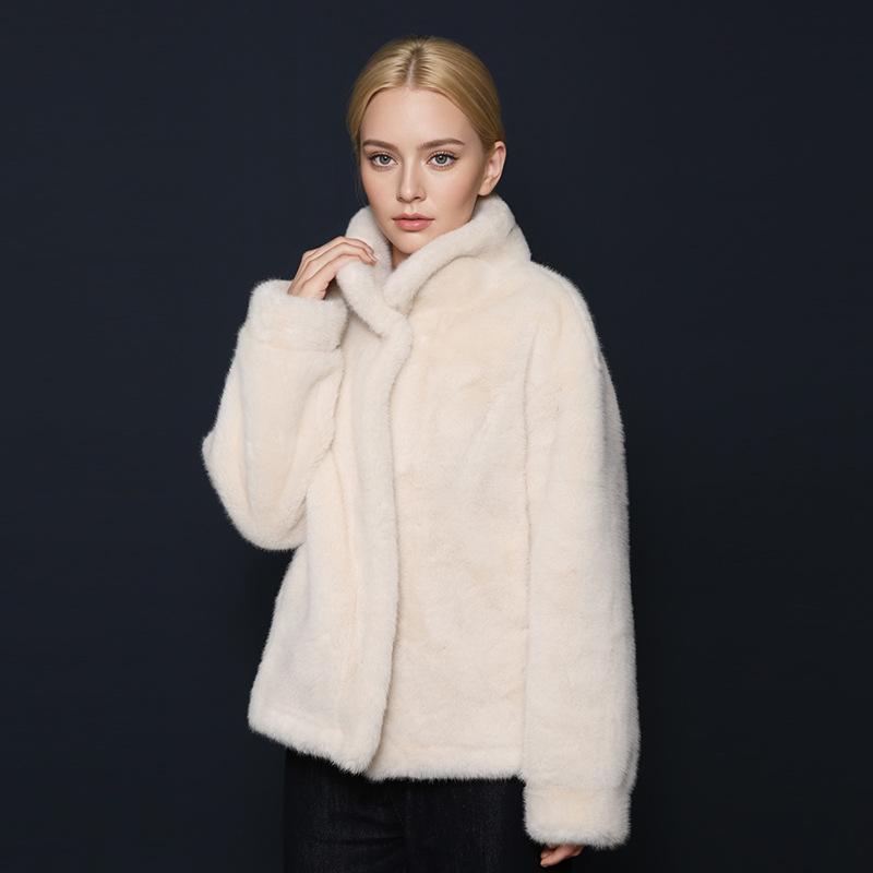 Плюшевое пальто приталенного силуэта с высоким воротником для осени и зимы One Size белый
Плюшевое пальто приталенного силуэта с высоким воротником для осени и зимы One Size белый