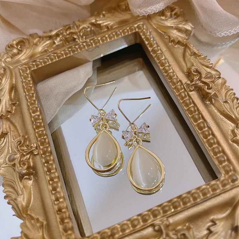 Korean Baroque Pearl Earrings: S925 Silver, French-Inspired Studs for Versatile Elegance
Korean Baroque Pearl Earrings: S925 Silver, French-Inspired Studs for Versatile Elegance