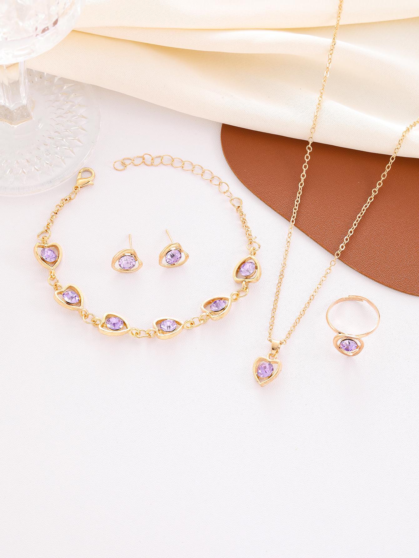 Комплект украшений с хрустальным сердцем: Европейская и американская мода: ожерелье, серьги, кольца и браслеты CK0614 4-piece set фиолетовый
Комплект украшений с хрустальным сердцем: Европейская и американская мода: ожерелье, серьги, кольца и браслеты CK0614 4-piece set фиолетовый