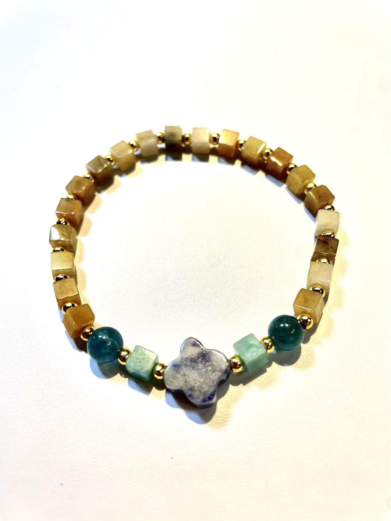 Натуральний жовтий нефритовий квадратний браслет: Європейський та американський нішевий стиль, Оригінальний модний дизайн.
Натуральний жовтий нефритовий квадратний браслет: Європейський та американський нішевий стиль, Оригінальний модний дизайн.