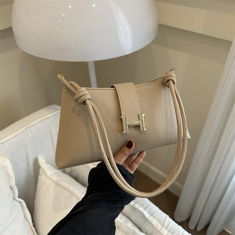 Solid Color PU Trendy and Personalized Daily Commuting New Simple Women s Bag Shoulder Bag Crossbody Bag Metal Buckle Women s Bag
Solid Color PU Trendy and Personalized Daily Commuting New Simple Women s Bag Shoulder Bag Crossbody Bag Metal Buckle Women s Bag