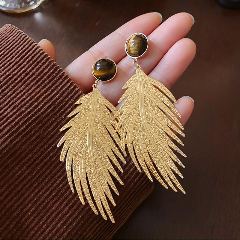 Silver needle artificial tiger s eye stone leaf earrings, high-end autumn and winter fashion earrings, retro niche design earrings
Silver needle artificial tiger s eye stone leaf earrings, high-end autumn and winter fashion earrings, retro niche design earrings