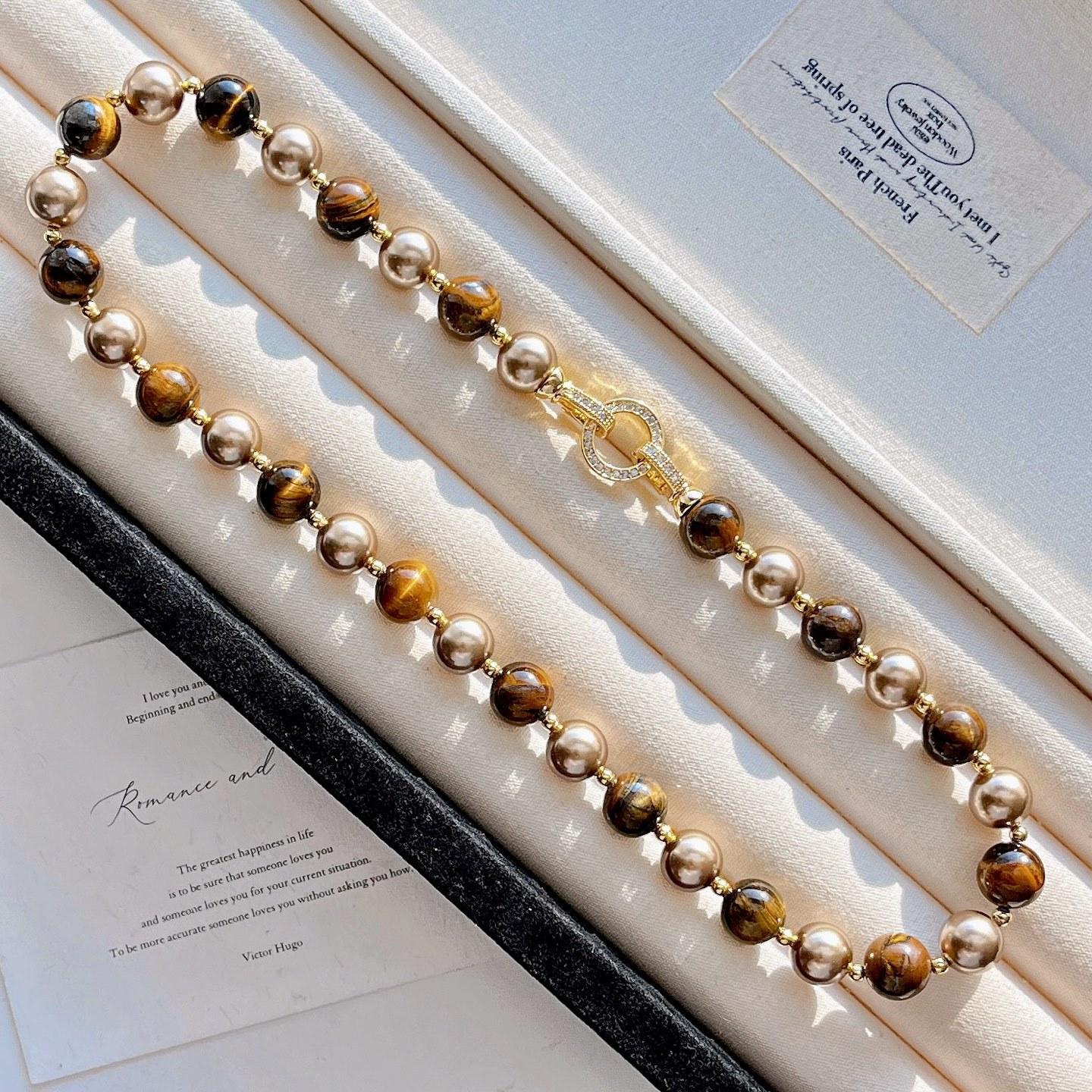 Maillard Boutique Natural Tiger S Eye Stone Mocha Brown Pearl Design Sweater Chain Necklace Collarbone Chain
Maillard Boutique Natural Tiger S Eye Stone Mocha Brown Pearl Design Sweater Chain Necklace Collarbone Chain