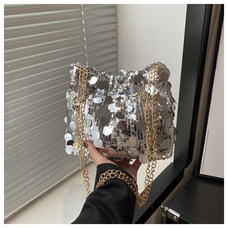 Популярная в этом году сумка нишевого дизайна с пайетками 2025 новая женская сумка универсальная сумка-мессенджер на цепочке сумка-ведро на плечо серебряный
Популярная в этом году сумка нишевого дизайна с пайетками 2025 новая женская сумка универсальная сумка-мессенджер на цепочке сумка-ведро на плечо серебряный