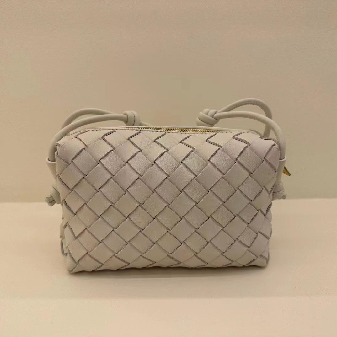 Мини-сумка через плечо из натуральной кожи 2023 года выпуска - цветной дизайн с петлей для камеры
Мини-сумка через плечо из натуральной кожи 2023 года выпуска - цветной дизайн с петлей для камеры