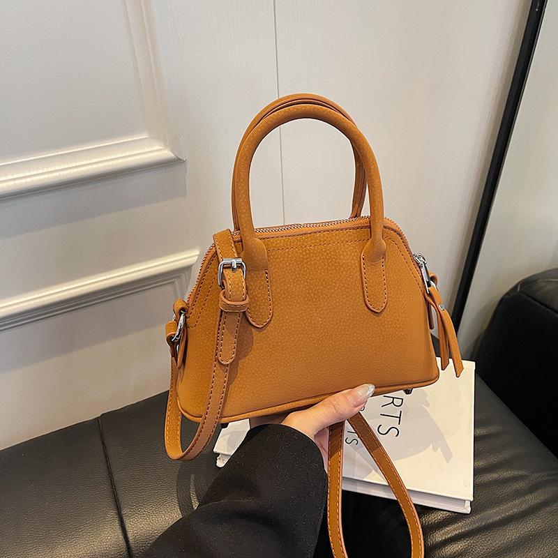 Niche matte shell bag new women s versatile sense light luxury retro shoulder messenger handbag коричневий
Niche matte shell bag new women s versatile sense light luxury retro shoulder messenger handbag коричневий