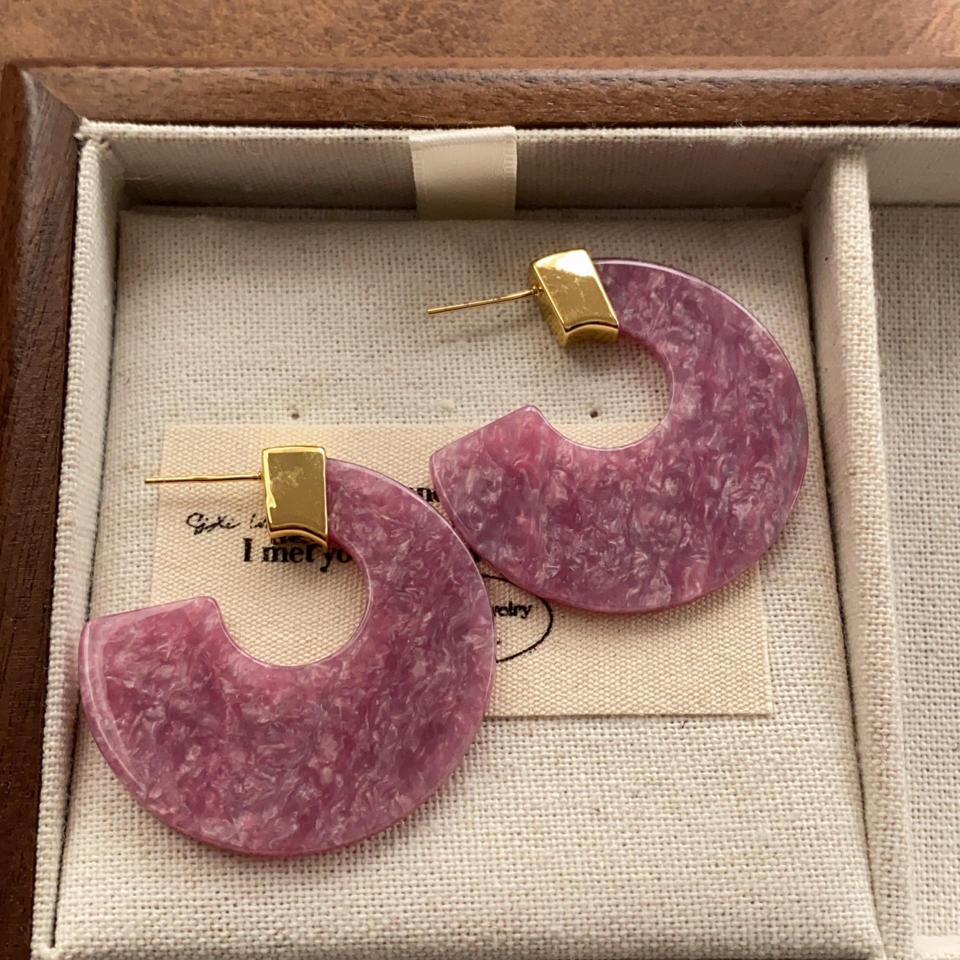 Retro style natural fresh acetic acid C-shaped earrings resin high-end earrings gentle atmosphere fashion personalized earrings
Retro style natural fresh acetic acid C-shaped earrings resin high-end earrings gentle atmosphere fashion personalized earrings