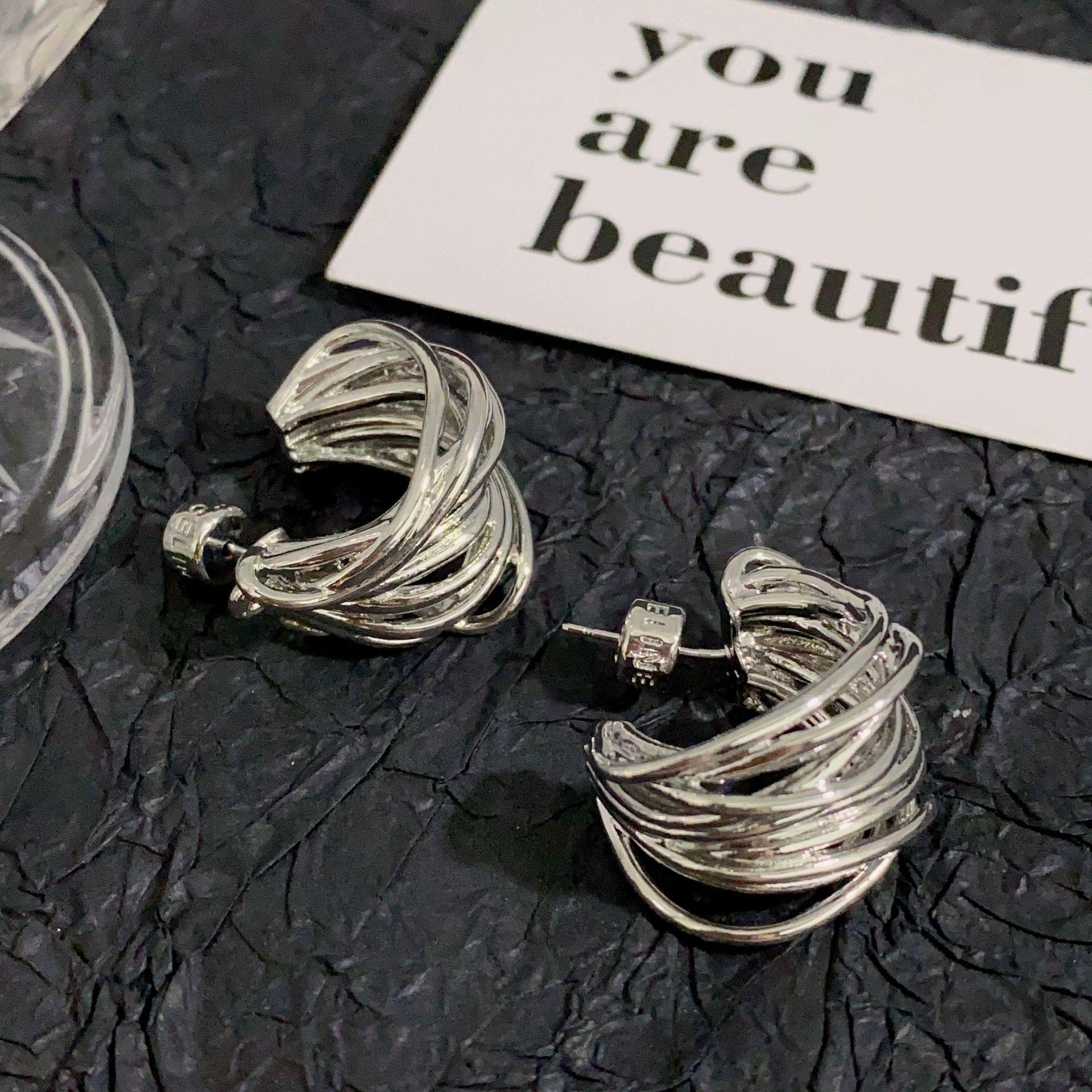 2023 New Fashion Trend Unique Design Elegant Exquisite Retro Wrapping C Shape Stud Earrings Women Zircon Party Gift Wholesale
2023 New Fashion Trend Unique Design Elegant Exquisite Retro Wrapping C Shape Stud Earrings Women Zircon Party Gift Wholesale
