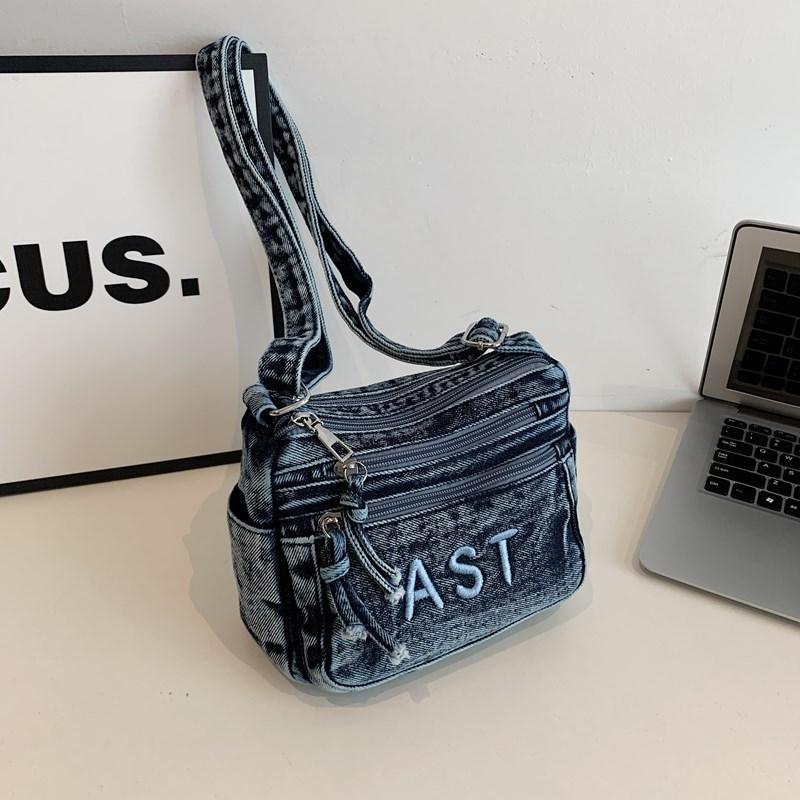New Commuter Versatile Crossbody Bags Heavy Embroidery Denim Shoulder Bag Multi Pocket Fashi Texture and Simple Square Bag темно-синього кольору
New Commuter Versatile Crossbody Bags Heavy Embroidery Denim Shoulder Bag Multi Pocket Fashi Texture and Simple Square Bag темно-синього кольору