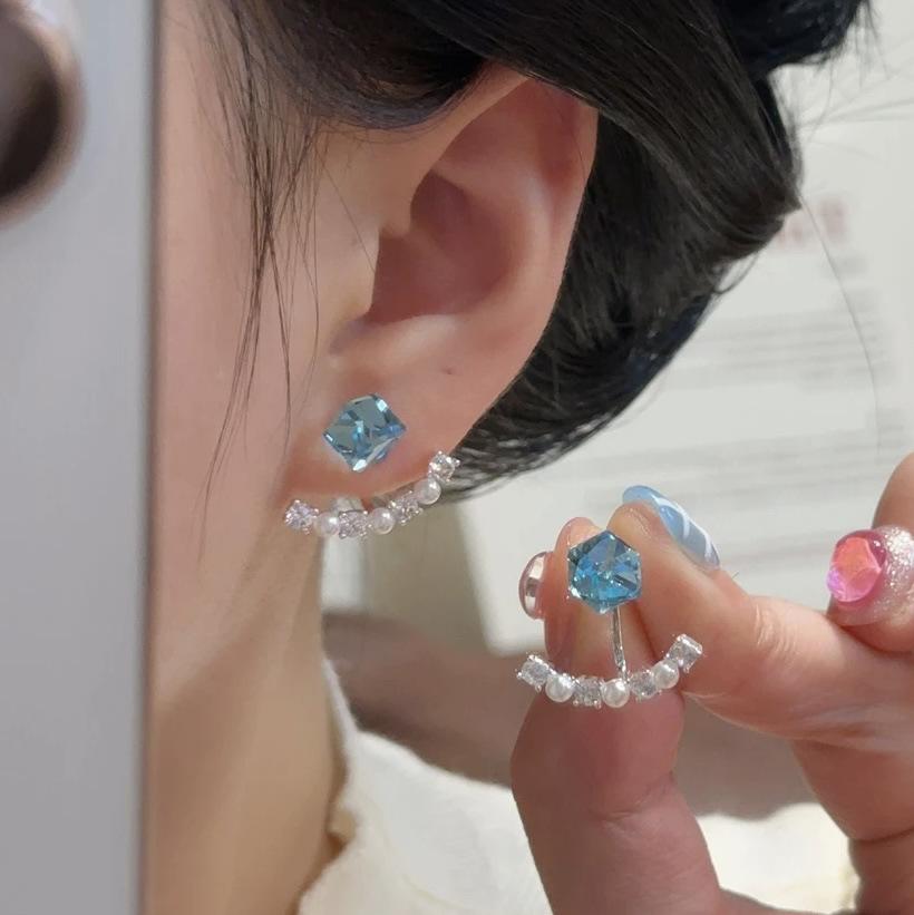 Wind 925 women s flash diamond arc rear hanging earrings personalized versatile stud earrings 2025 new high-end earrings
Wind 925 women s flash diamond arc rear hanging earrings personalized versatile stud earrings 2025 new high-end earrings