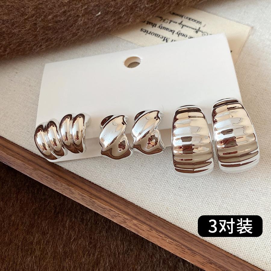 Steel needle simple C-shaped pattern fashion stud earrings set European and American cold wind studs light luxury high-end earrings
Steel needle simple C-shaped pattern fashion stud earrings set European and American cold wind studs light luxury high-end earrings
