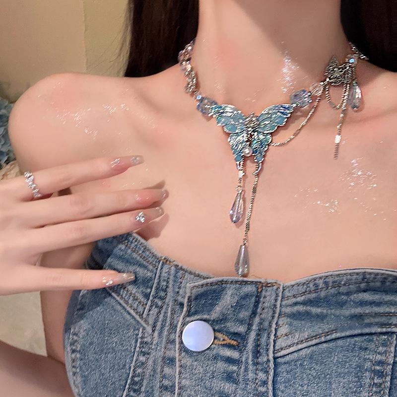 Шикарное ожерелье с кисточками в виде бабочки из синего кристалла: Сладкий, прохладный и универсальный для пикантной натуры.
Шикарное ожерелье с кисточками в виде бабочки из синего кристалла: Сладкий, прохладный и универсальный для пикантной натуры.