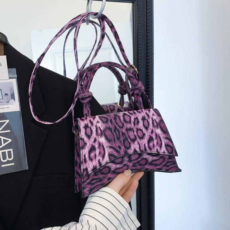 Fashion niche design mini lipstick bag texture foreign portable small bag leopard print spice girl sweet cool wind messenger bag
Fashion niche design mini lipstick bag texture foreign portable small bag leopard print spice girl sweet cool wind messenger bag