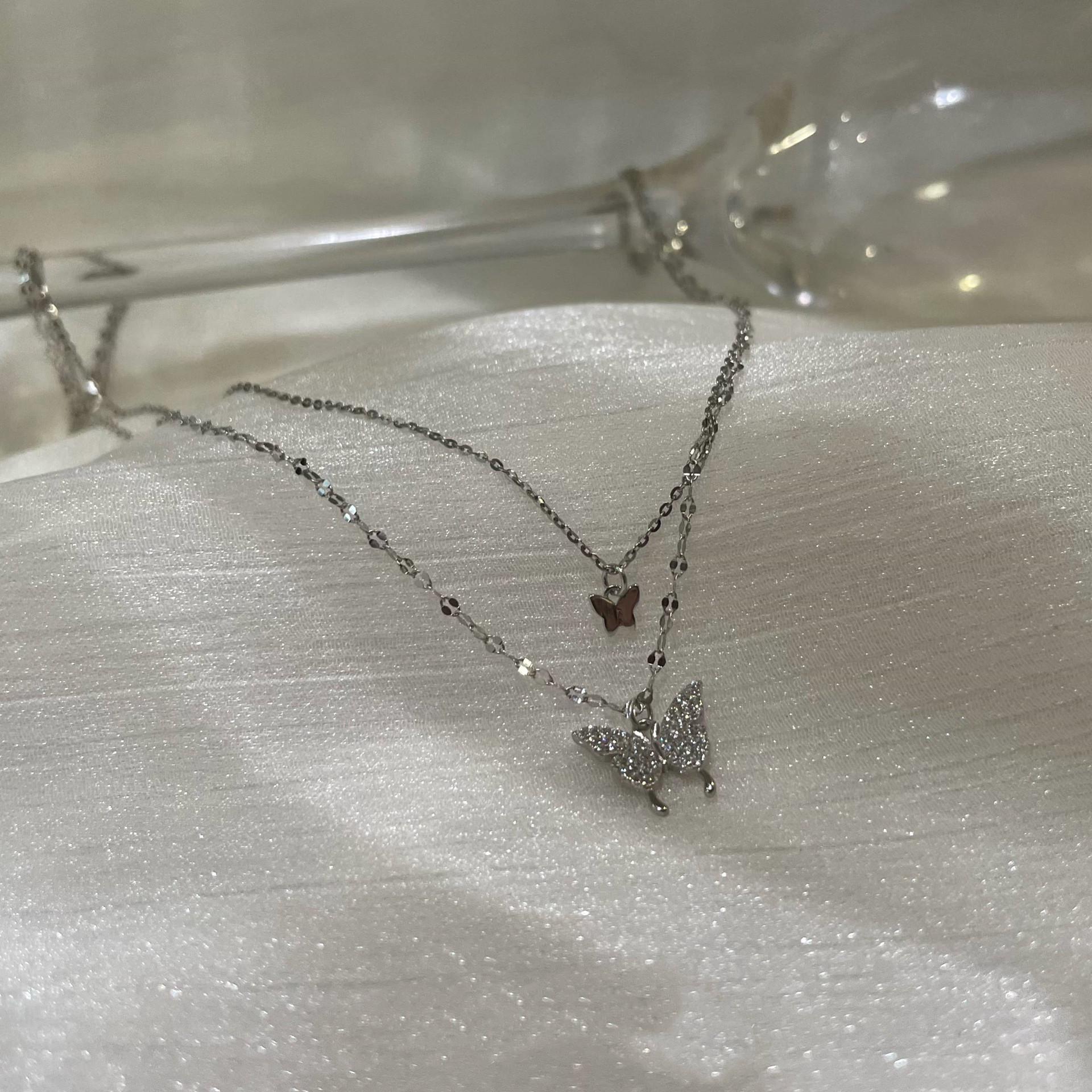 Двухслойное ожерелье с бабочками: Шикарный дизайн с яркими бриллиантами в современном изысканном стиле.
Двухслойное ожерелье с бабочками: Шикарный дизайн с яркими бриллиантами в современном изысканном стиле.