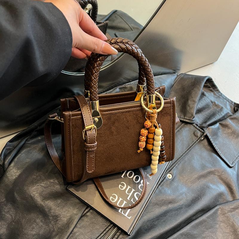 Сумка нишевого дизайна с текстурой, женская новая популярная универсальная сумка-мессенджер, модная портативная маленькая квадратная сумка, тренд
Сумка нишевого дизайна с текстурой, женская новая популярная универсальная сумка-мессенджер, модная портативная маленькая квадратная сумка, тренд