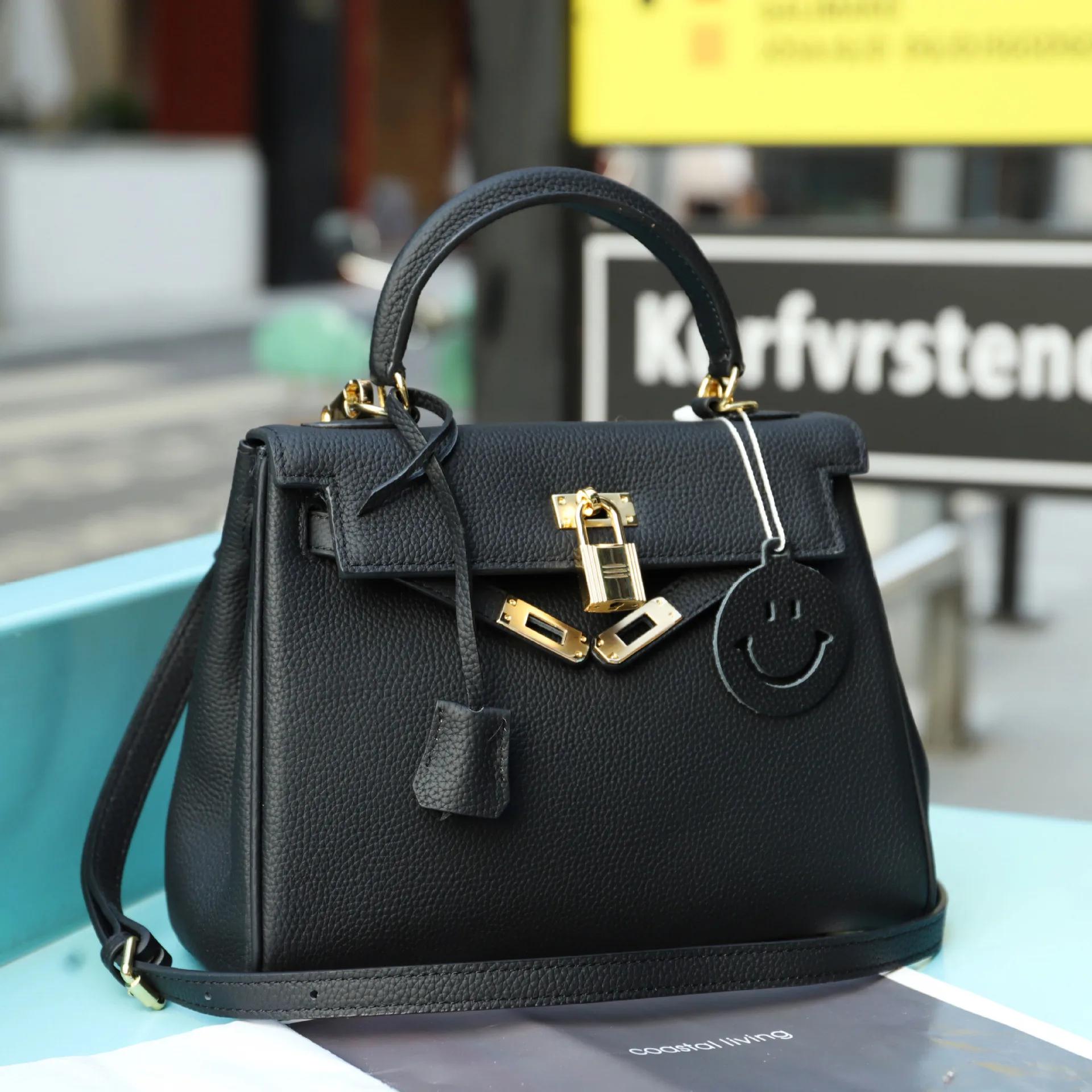 Высококачественная женская сумка из натуральной кожи, фирменный дизайн, большая вместимость, сумка через плечо
Высококачественная женская сумка из натуральной кожи, фирменный дизайн, большая вместимость, сумка через плечо