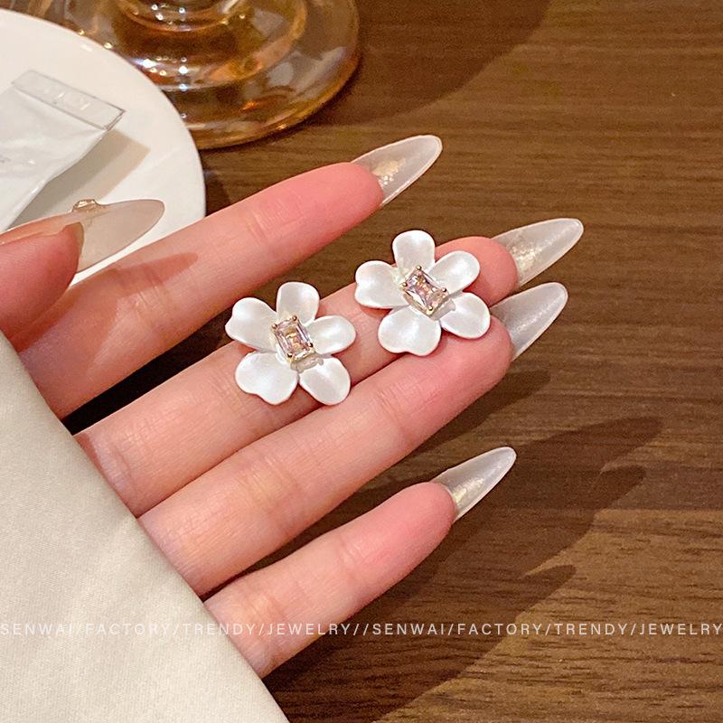 Sparkling zirconium freesia white flower earrings women s gentle fashion versatile earrings Korean version of the new temperament earrings
Sparkling zirconium freesia white flower earrings women s gentle fashion versatile earrings Korean version of the new temperament earrings