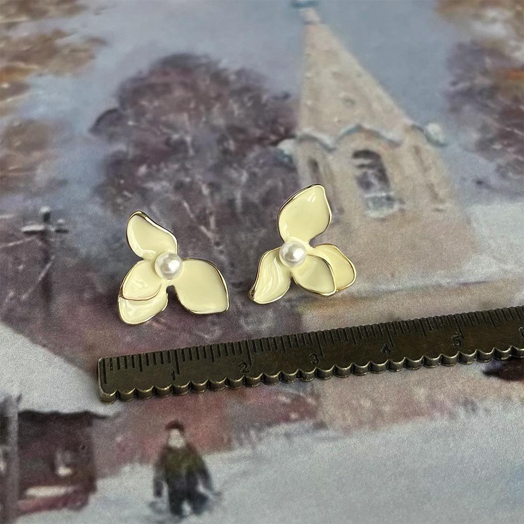 White Romance~ French Cream White Oil Drop Earrings Collection Retro Gentle Wind Earrings
White Romance~ French Cream White Oil Drop Earrings Collection Retro Gentle Wind Earrings