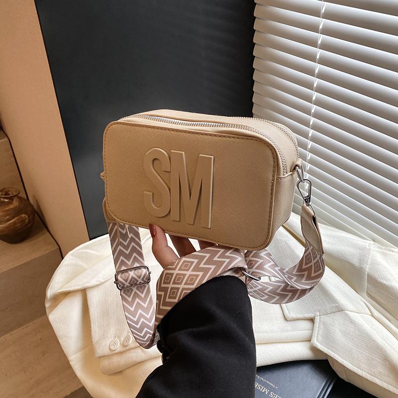 Модная печать персонализированная новая маленькая квадратная сумка женская универсальная уличная для покупок большой вместимости для отдыха для поездок на работу сумка-мессенджер хаки
Модная печать персонализированная новая маленькая квадратная сумка женская универсальная уличная для покупок большой вместимости для отдыха для поездок на работу сумка-мессенджер хаки