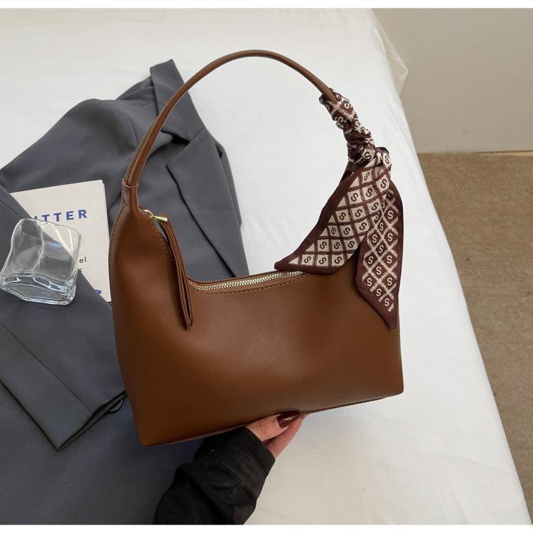 Simple and high-end Korean fashion women s 2025 spring new fashion and versatile college student commuter shoulder bag темно-коричневого кольору
Simple and high-end Korean fashion women s 2025 spring new fashion and versatile college student commuter shoulder bag темно-коричневого кольору
