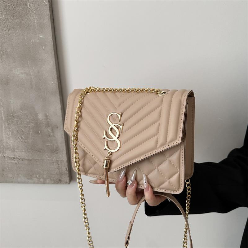 Embroidered thread chain messenger bag spring and summer new fashion simple trend shoulder bag letter fringed small square women s bag білий
Embroidered thread chain messenger bag spring and summer new fashion simple trend shoulder bag letter fringed small square women s bag білий