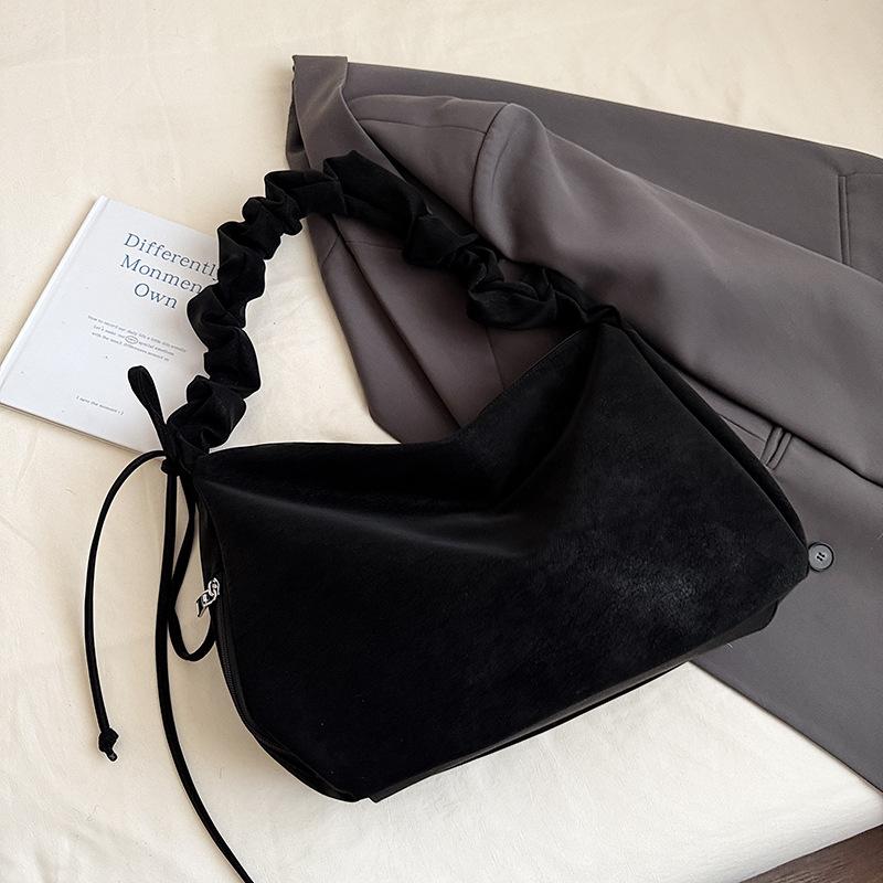 High-value pleated cloud bag women s winter new trendy fashion bag large-capacity commuter shoulder bag
High-value pleated cloud bag women s winter new trendy fashion bag large-capacity commuter shoulder bag