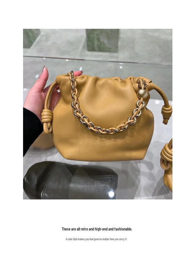 2024 Women s Chinese-Style Cowhide Messenger Bag: Versatile Bucket, Drawstring, Cloud, Shoulder, and Underarm Bag.
2024 Women s Chinese-Style Cowhide Messenger Bag: Versatile Bucket, Drawstring, Cloud, Shoulder, and Underarm Bag.