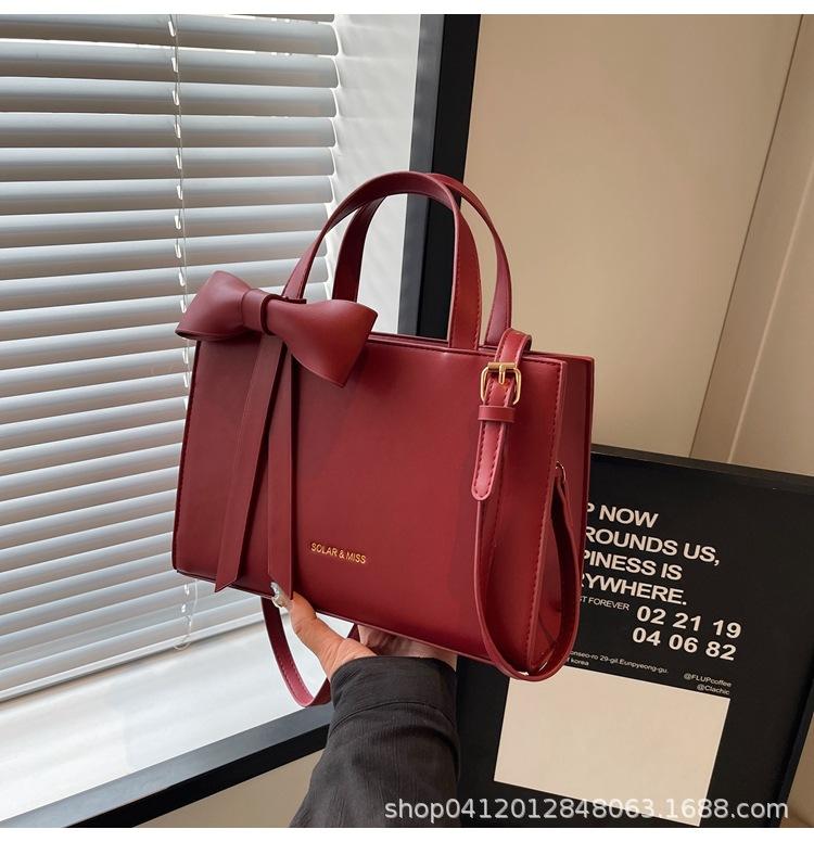 Red fashion portable bridal wedding bag 2025 new foreign style bow messenger bag large capacity shoulder women s bag
Red fashion portable bridal wedding bag 2025 new foreign style bow messenger bag large capacity shoulder women s bag