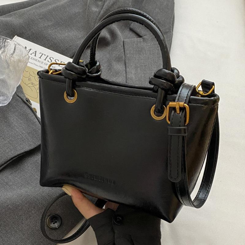 Premium retro portable bucket bag 2025 autumn and winter new versatile messenger bag fashionable and simple PU leather shoulder bag
Premium retro portable bucket bag 2025 autumn and winter new versatile messenger bag fashionable and simple PU leather shoulder bag
