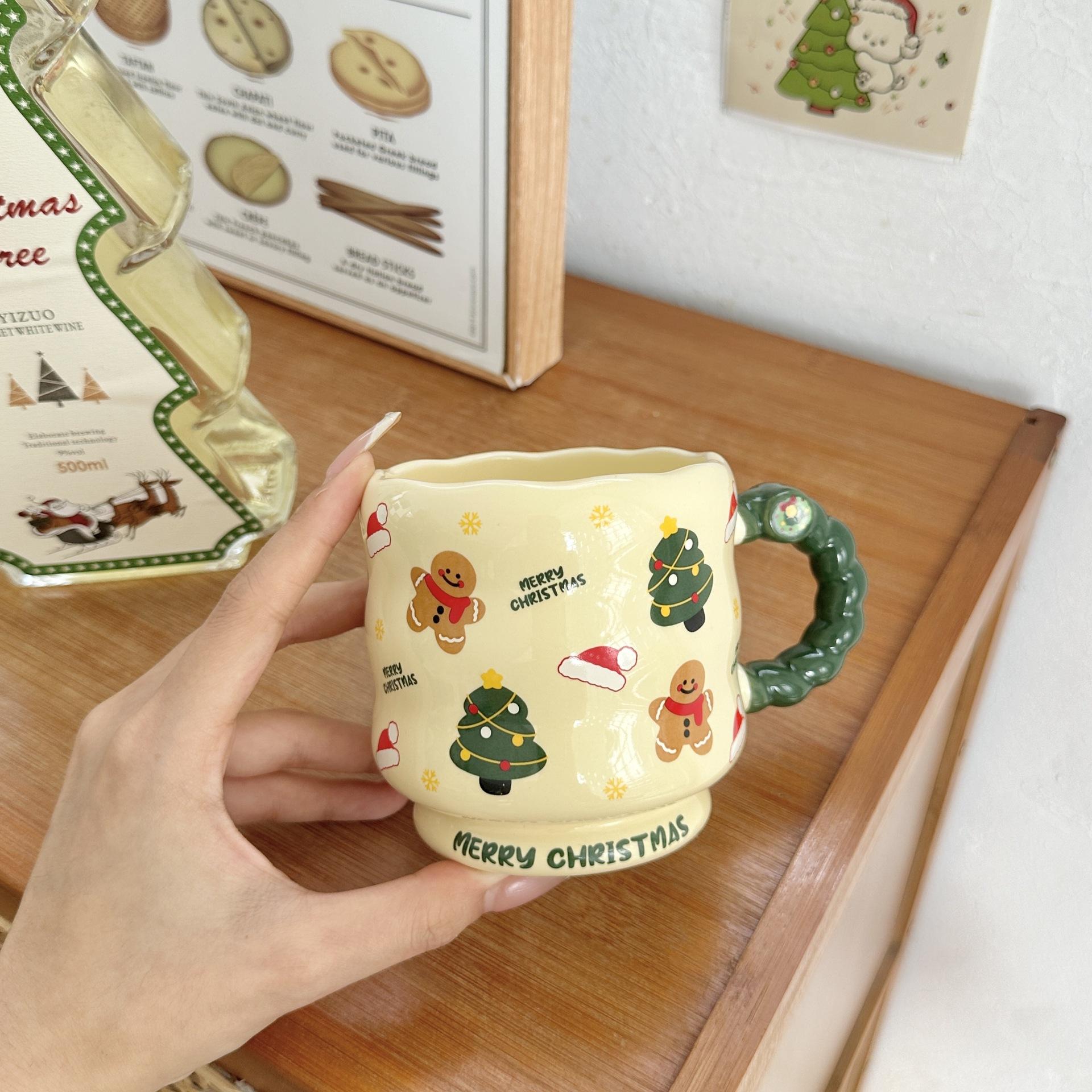 Милая рождественская подарочная кружка с крышкой-ложкой, высокая керамическая чашка в виде оленя Санта-Клауса, сувенир 301-400ml
Милая рождественская подарочная кружка с крышкой-ложкой, высокая керамическая чашка в виде оленя Санта-Клауса, сувенир 301-400ml