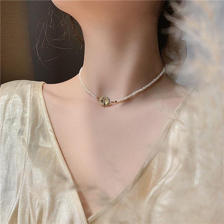 Irregular Freshwater Pearl Necklace with Metal Daisy Pendant - French Elegant Fashion Clavicle Chain Bracelet
Irregular Freshwater Pearl Necklace with Metal Daisy Pendant - French Elegant Fashion Clavicle Chain Bracelet