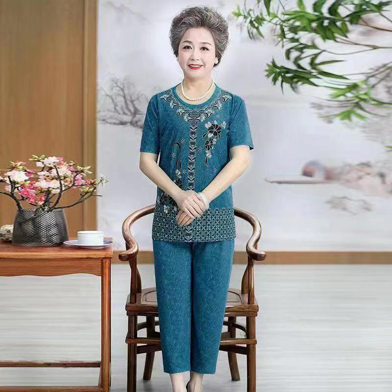 Летний женский комплект-двойка из ледяного шелка: Топ с коротким рукавом и брюки длиной семь восьмых для стильных пожилых людей 4XL (68-75 kg)
Летний женский комплект-двойка из ледяного шелка: Топ с коротким рукавом и брюки длиной семь восьмых для стильных пожилых людей 4XL (68-75 kg)