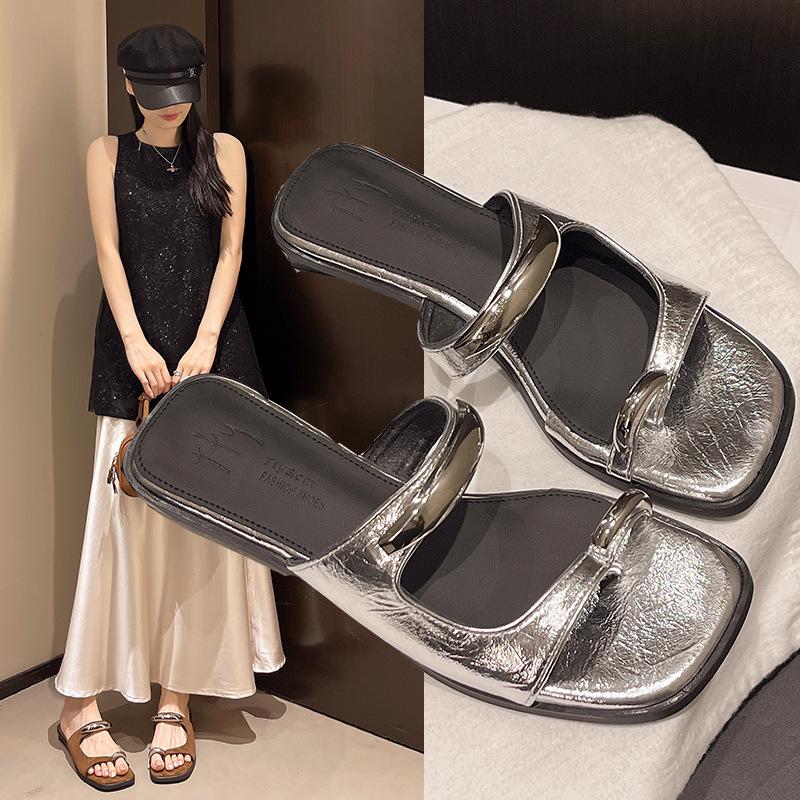 2025 summer temperament outer wear low heel versatile open-toed sandals women s fashion square head metal buckle toe beautiful slippers 35 бежевый
2025 summer temperament outer wear low heel versatile open-toed sandals women s fashion square head metal buckle toe beautiful slippers 35 бежевый