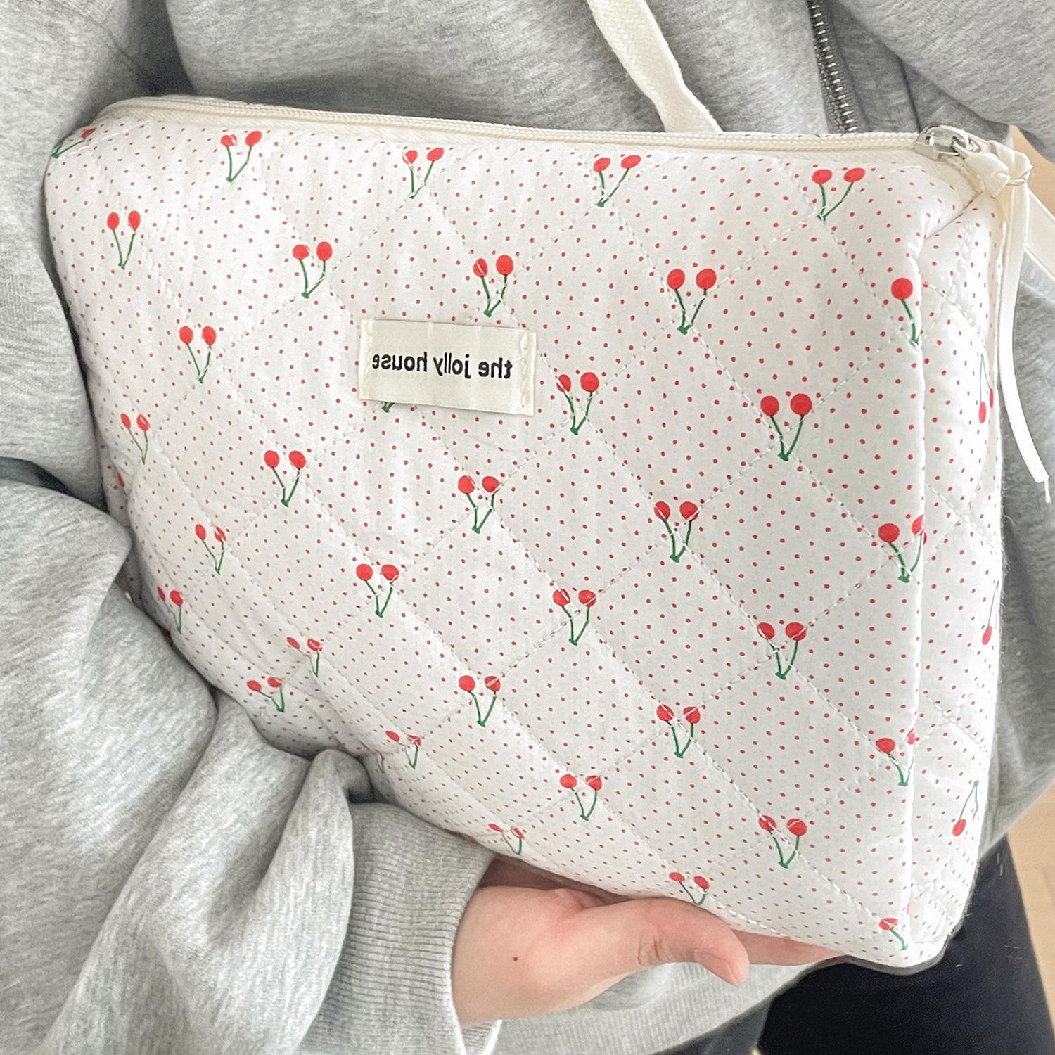 Sweet Cherry Print Ladies Cosmetic Bag Large Capacity Fashion Women s Storage Bags Cute Cartoon Travel Female Makeup Cases Purse
Sweet Cherry Print Ladies Cosmetic Bag Large Capacity Fashion Women s Storage Bags Cute Cartoon Travel Female Makeup Cases Purse