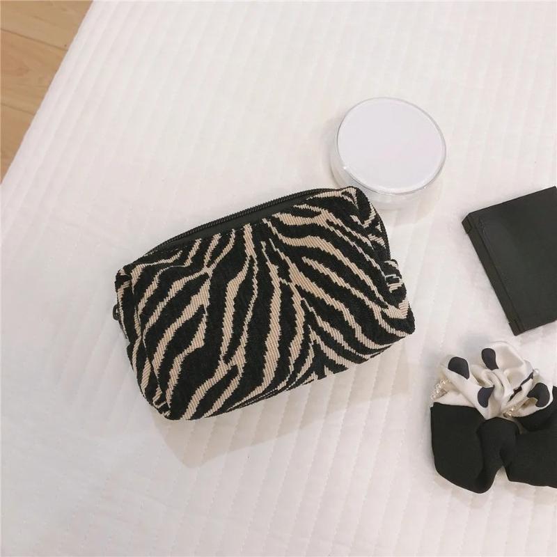 Woman Cosmetic Bags Simple Fashion Versatile Makeup Bags Portable Multifunctional Coin Purses Storage Bags Portable Lipstick Handbag чёрный
Woman Cosmetic Bags Simple Fashion Versatile Makeup Bags Portable Multifunctional Coin Purses Storage Bags Portable Lipstick Handbag чёрный